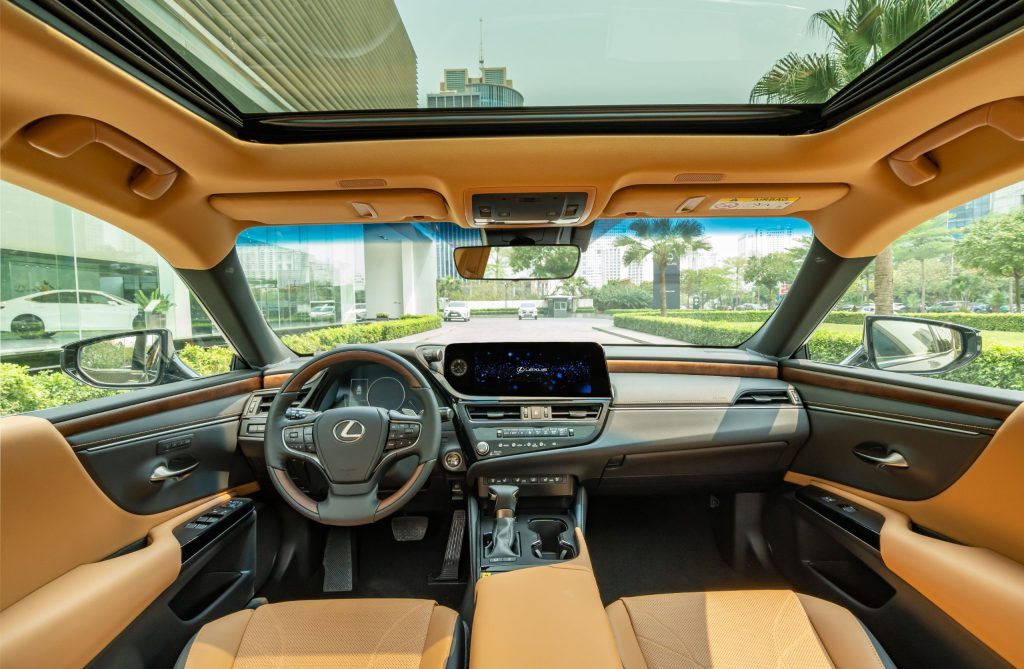 Nội thất Lexus ES250 2024 được chế tác tỉ mỉ với các vật liệu cao cấp, mang đến không gian sang trọng và tiện nghi