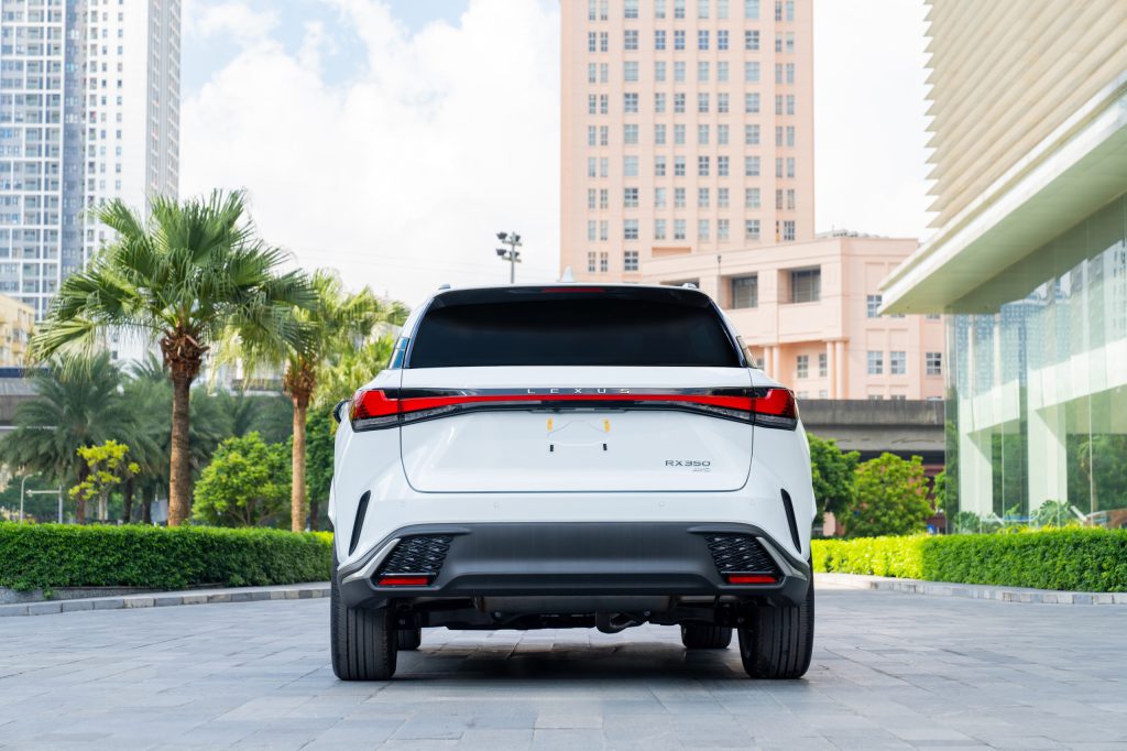 Đuôi xe Lexus RX350 F-Sport khác biệt với ốp cản sau F-Sport